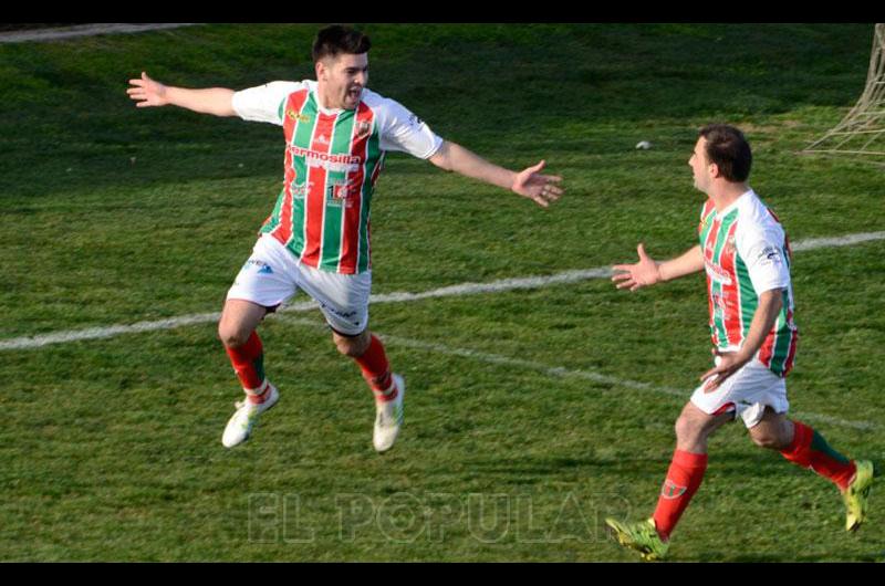 Carlos Navarro celebra su primer gol en el Federal B pasado, ante Ferro Carril Sud Foto: gentileza El Nuevo DÃ­a