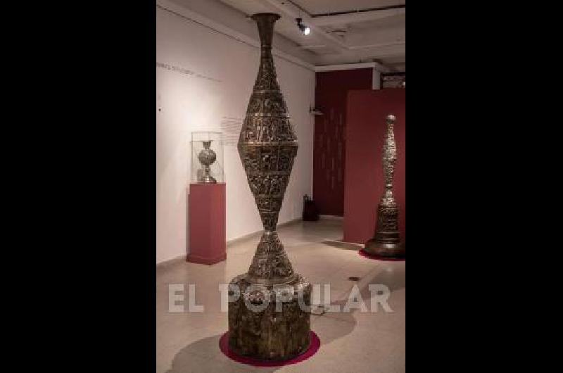 El JarrÃ³n "MartÃ­n Fierro", obra de DÃ¡maso Arce de 72 cm x 217 cm, estÃ¡ cincelado en chapa de hierro de 1 mm de espesor, y estÃ¡ inspirado en el famoso poema de JosÃ© HernÃ¡ndez, cuyo protagonista es el gaucho inmortal de la literatura argenti