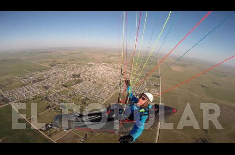 El Flaco Lestarpe y una postal increÃble: La Madrid desde el parapente.