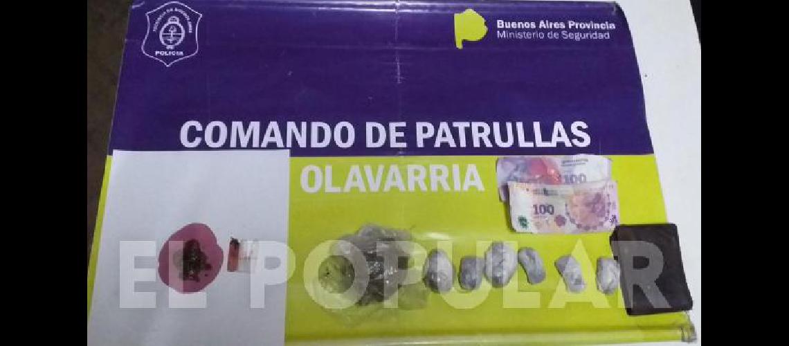 Entre sus pertenencias llevaba envoltorios con marihuana.
