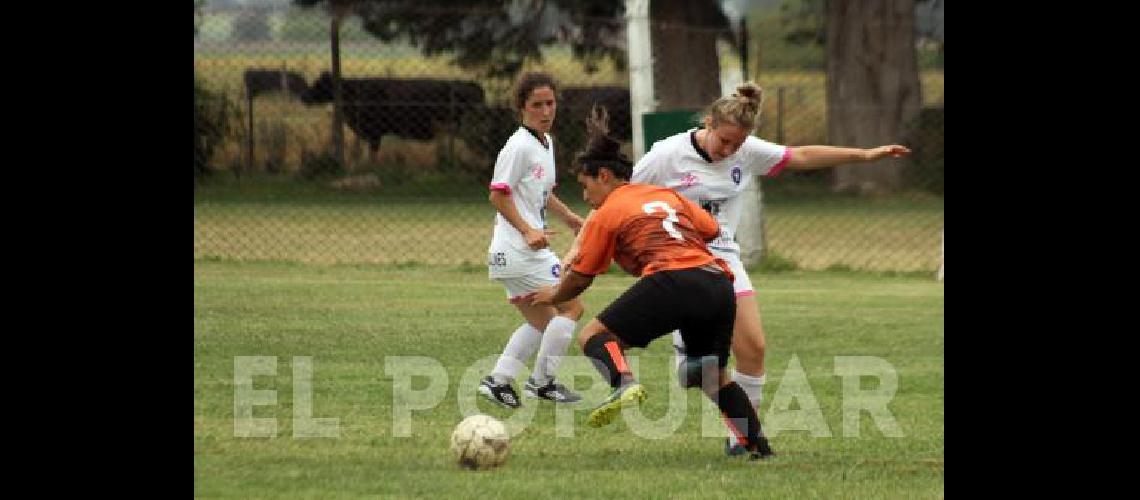 Jaqueline MartÃ­n, autora de los dos goles de PueyrredÃ³n.