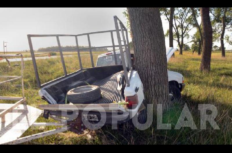 La camioneta se incrustró contra un árbol.