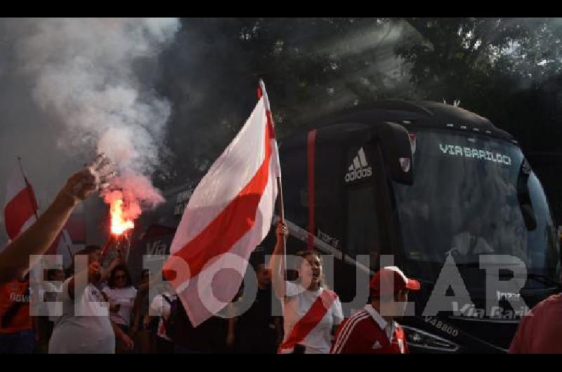 Confiados. Los hinchas despidieron al plantel entre banderas y bengalas.