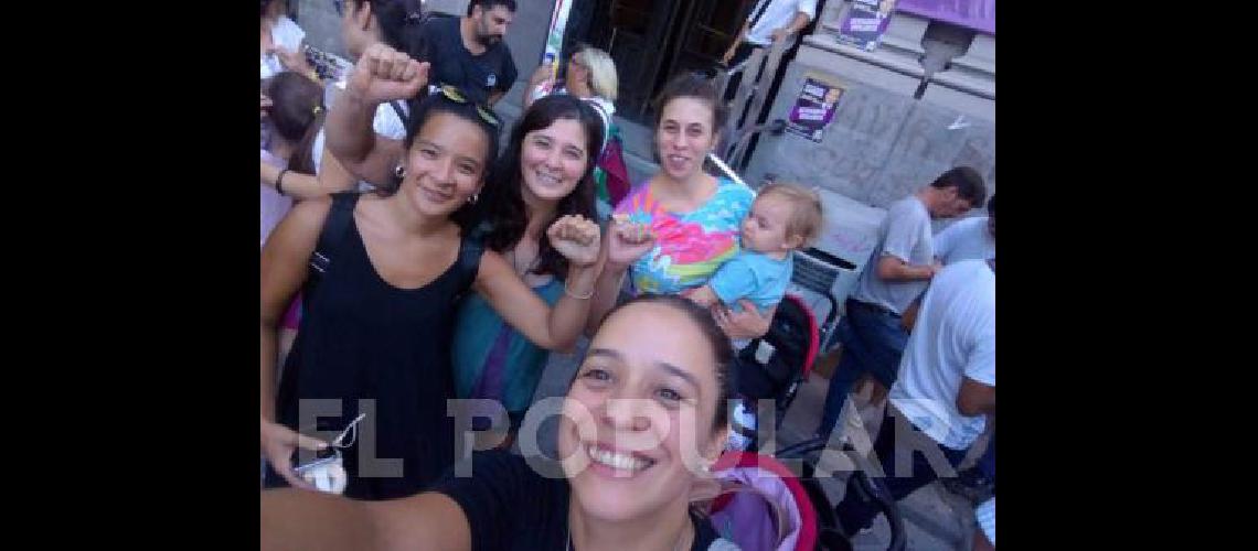 Abramovich (al centro) valorÃ³ "la movilizaciÃ³n de la sociedad de OlavarrÃ­a" en torno al caso.