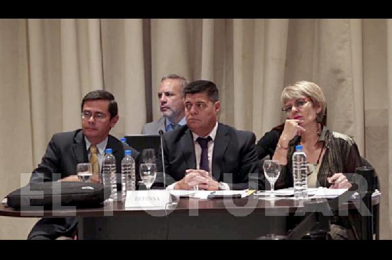 El doctor GarcÃ­a junto a los abogados Sergio RoldÃ¡n y Silvia Corso.