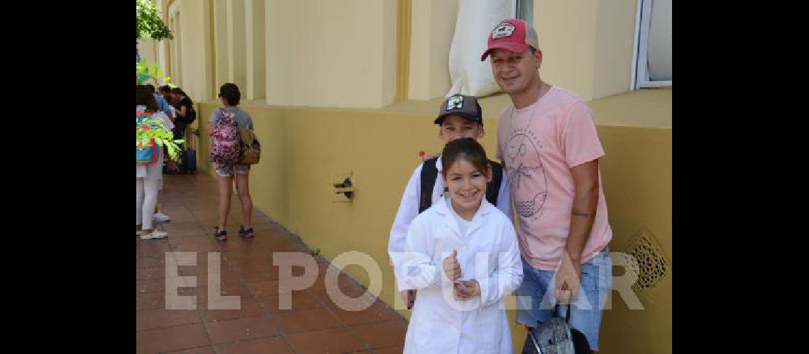 Fotos para el recuerdo antes de entrar a las aulas.