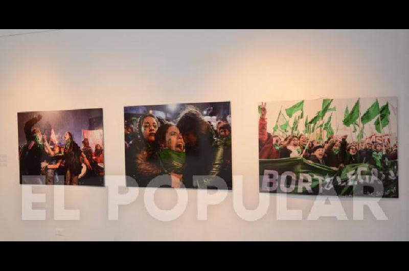 Algunos de los fotÃ³grafos olavarrienses con funcionarios municipales en el CC.