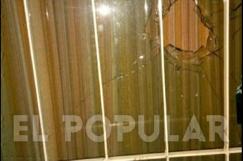 Para robar rompió un vidrio del comercio.