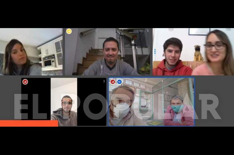 A travÃ©s de una videoconferencia, los cinco profesionales hablaron de sus experiencias.