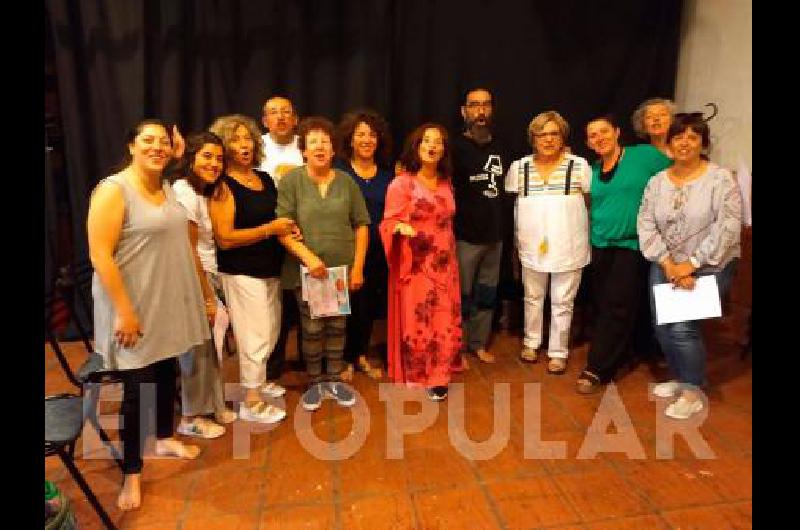 El multifacético artista español junto con las participantes del taller.