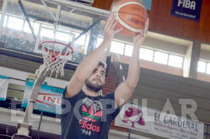 Brocal, de espaldas al aro, como el último instante de la noche contra Villa Mitre.