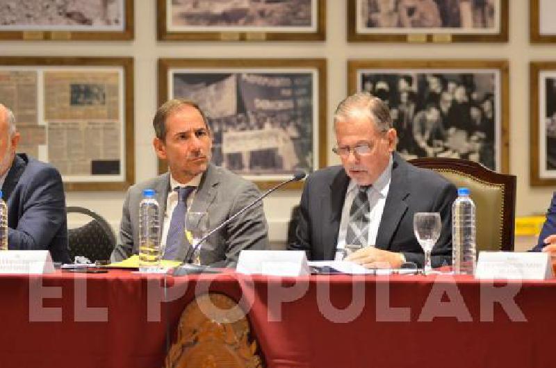 El jury se encuentra encabezado por el presidente de la Suprema Corte de Justicia, el doctor Eduardo Néstor de Lázzari.