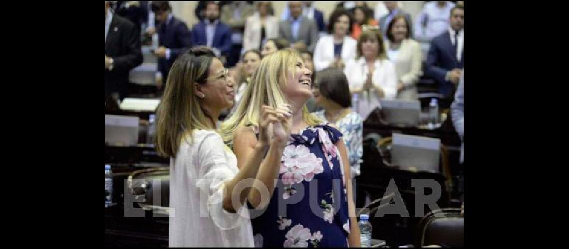 Junto a Adriana CÃ¡ceres ayer en la CÃ¡mara Baja: tuvieron que esperar dos fallos para poder acceder a las bancas.