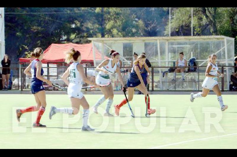 La cancha sintética de Estudiantes tuvo acción a lo largo de todo el fin de semana.