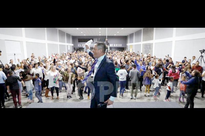 El pastor Ortega, en uno de los encuentros semanales en la iglesia del Avivamiento.