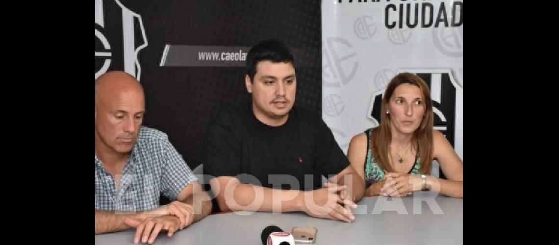 Soria, de ERIA Producciones, flanqueado por el presidente bataraz Emilio Incaurgarat y la bailarina de tango Jimena Eleno, durante la conferencia de prensa en la que se presentÃ³ el festival de febrero.