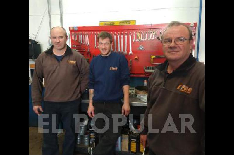GermÃ¡n Fritz, Santiago Dumerauf y FabiÃ¡n Dumerauf, en un alto del trabajo en la gomerÃ­a.