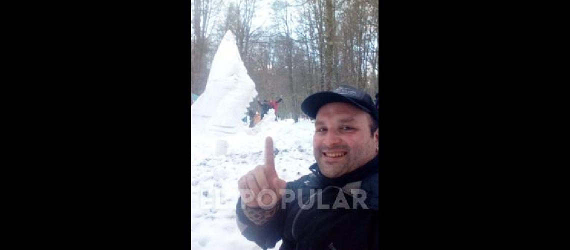 Mariano Verón con su equipo hoy le estarán dando el toque final a la obra "Tiburón" en el Festival de Ushuaia