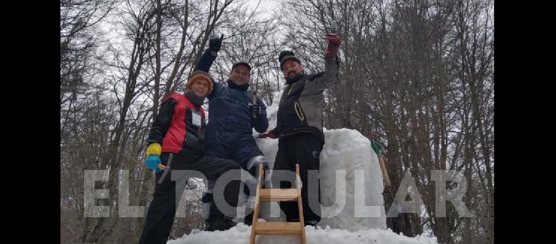 Mariano Verón con su equipo hoy le estarán dando el toque final a la obra "Tiburón" en el Festival de Ushuaia