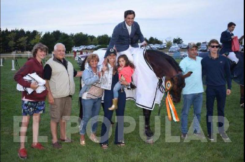 Cucarda y festejo en familia para Marcelo Irigoyemborde luego de ser campeón.