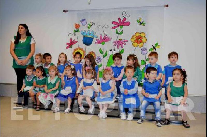 Al finalizar el primer aÃ±o de funcionamiento del JardÃ­n Maternal, se entregaron diplomas y medallas.