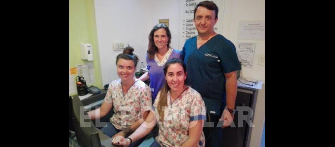 Marcela Tacchella con su esposo Luis Lesiuk y las empleadas de la clÃ­nica: Alejandra y Micaela.