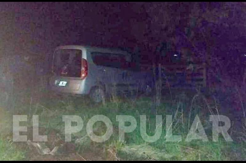 Los delincuentes robaron una camioneta pero la dejaron a los pocos metros.