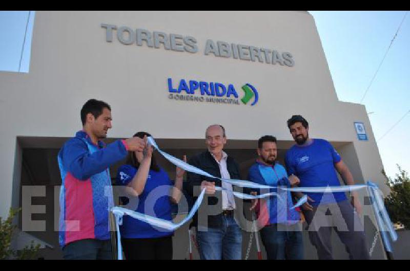 Tradicional corte de cintas en el ingreso a la Torre.