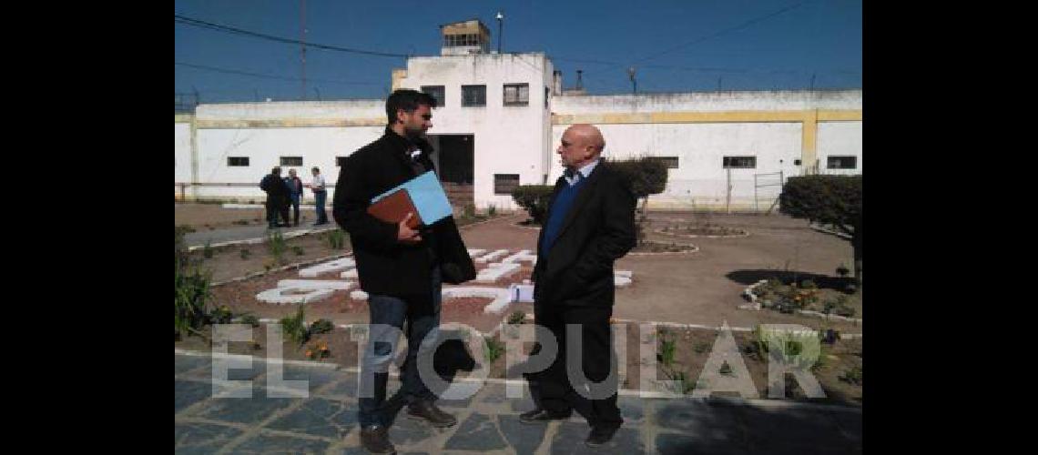 MartÃ­n Capelli junto a Luis Resch, en la visita a las unidades de Sierra Chica.
