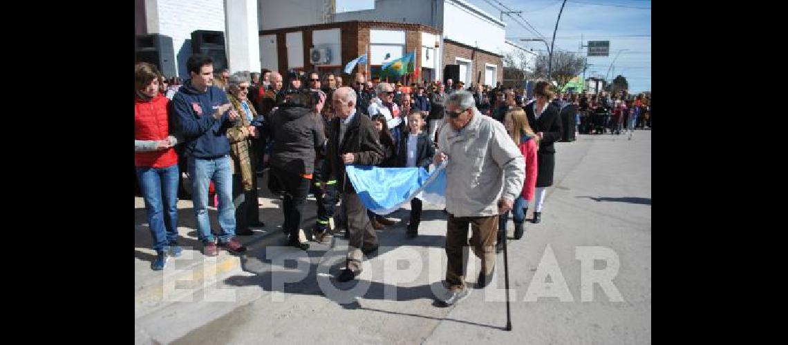 Los primeros integrantes y familiares trasladaron la bandera nacional.