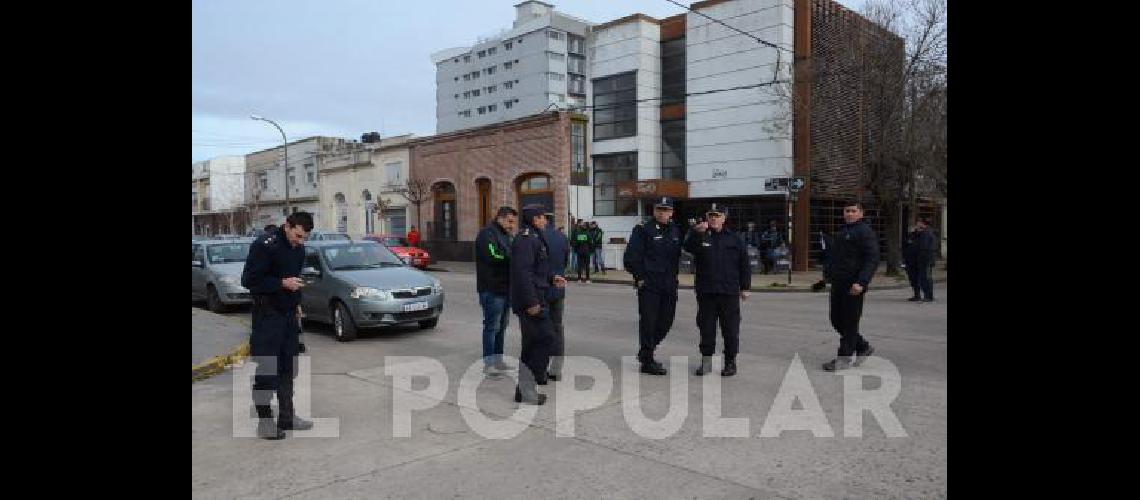 Numeroso personal policial y calles cortadas marcaron ayer las inmediaciones de 9 de Julio y Belgrano.