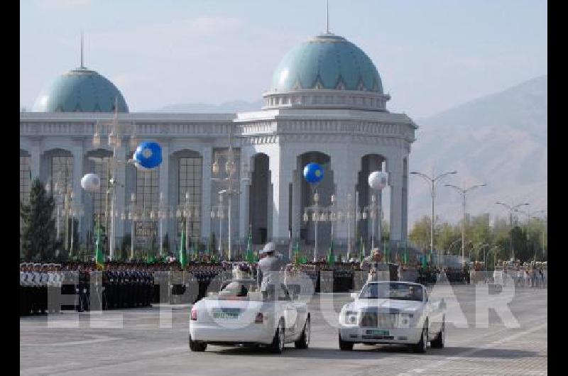 TURKMENISTÁN, EL PAÍS DONDE SÓLO CIRCULAN AUTOS BLANCOS