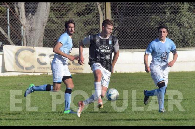 Juan Ignacio Barbieri marcó dos de los tres goles de Ferro en la cancha de Loma Negra.