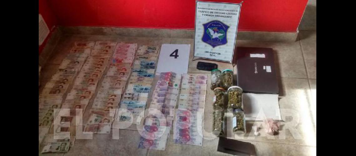 Drogas y dinero fueron recogidos en los domicilios allanados.