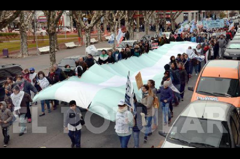 Pese al frÃ­o, cientos de manifestantes expresaron ayer su apoyo a la educaciÃ³n pÃºblica.