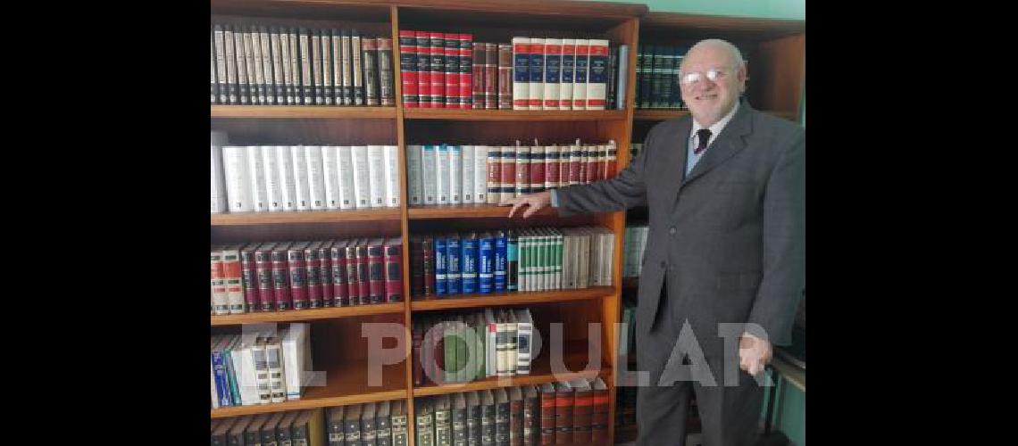 Más de cuatro décadas abrazado a la abogacía