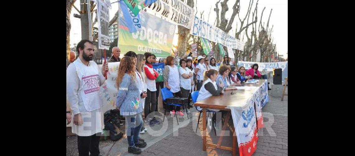 Comenzó el paro y el acampe de los docentes