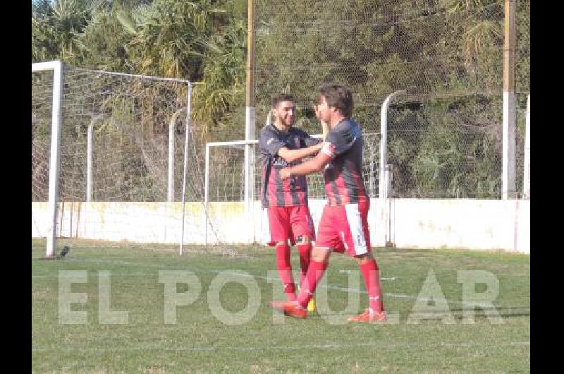 Julio Billani y Fernando Veneciano anotaron 2 de los cuatro goles con los que Ingeniero le ganó a Divisorio.