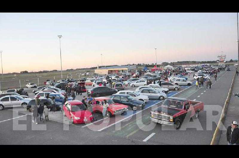Una buena cantidad de autos inundaron el boxes del autÃ³dromo "Hermanos Emiliozzi".