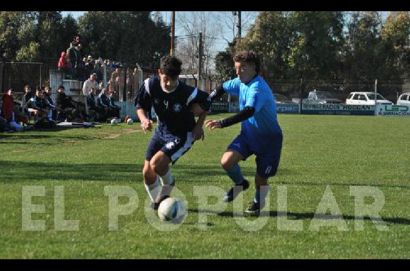 Adrián Coridoni abrió la cuenta para el local en el debut del Sub 15.