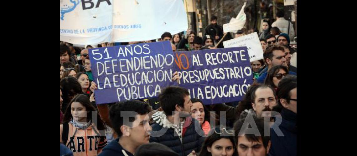 Las murgas se sumaron a la protesta callejera.