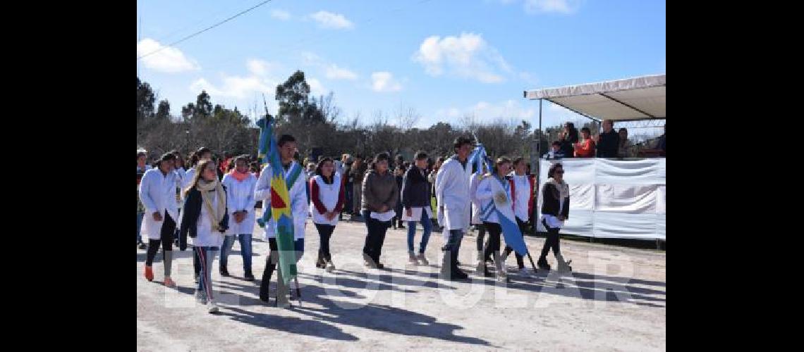 Las comunidades educativas de la localidad fueron parte del desfile.