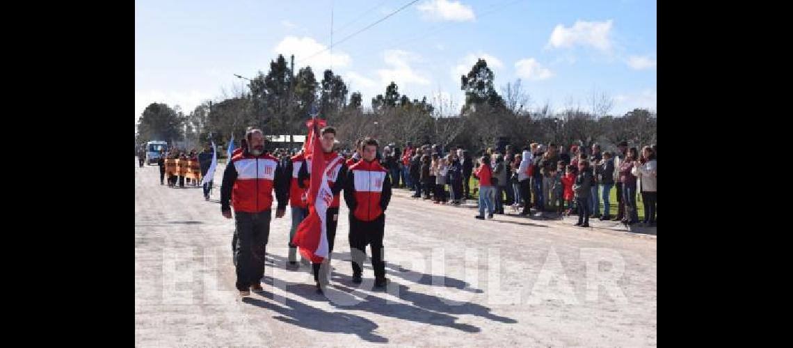 Las entidades de la localidad en el desfile por las calles sanjorgeÃ±as.