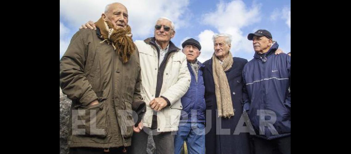 Cacho Franco rodeado de amigos, entre ellos Fangio, Pronello y PernÃ­a.