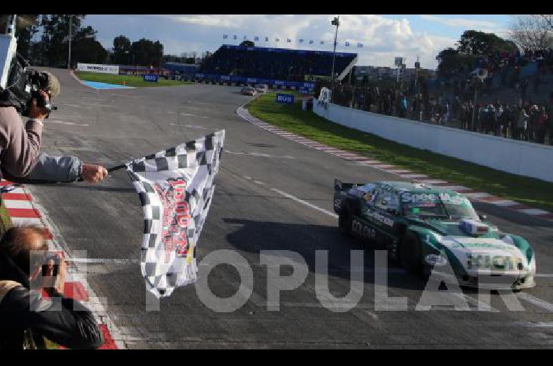 El campeón cruzó la bandera a cuadros en primer lugar en una carrera histórica.