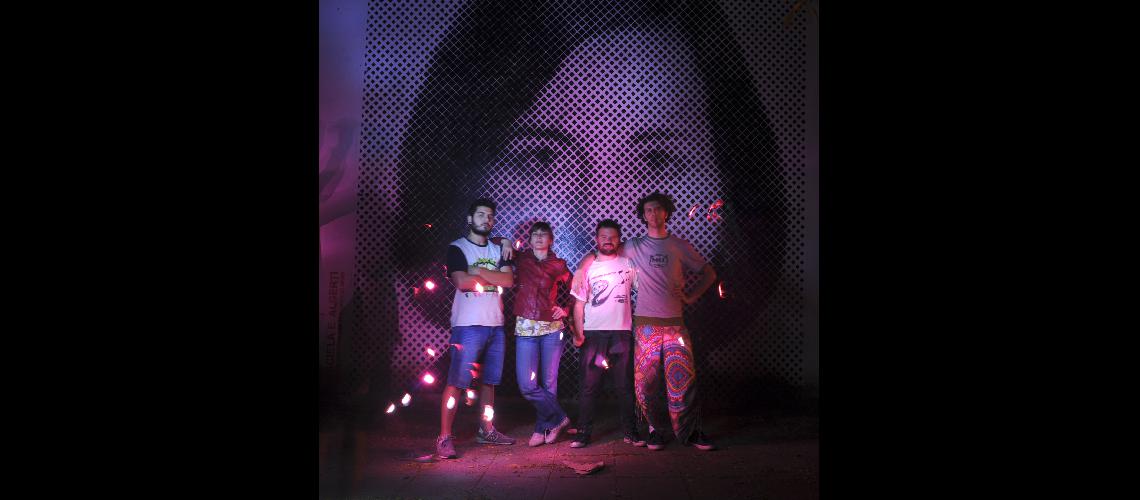 Carlos GarcÃ­a, RociÃ³ Reverter, Bernardo Carbajal y Bruno Esposito. Integrantes del colectivo de educaciÃ³n artÃ­stica CÃ¡maras Rodantes. CÃ¡maras Rodantes