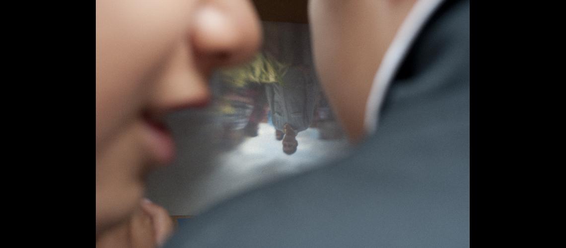 Los niÃ±os observan la formaciÃ³n de la imagen invertida desde una cÃ¡mara-lupa, dispositivo que permite entender como se forman las imÃ¡genes dentro de las cÃ¡maras fotogrÃ¡ficas. Bernardo Carbajal