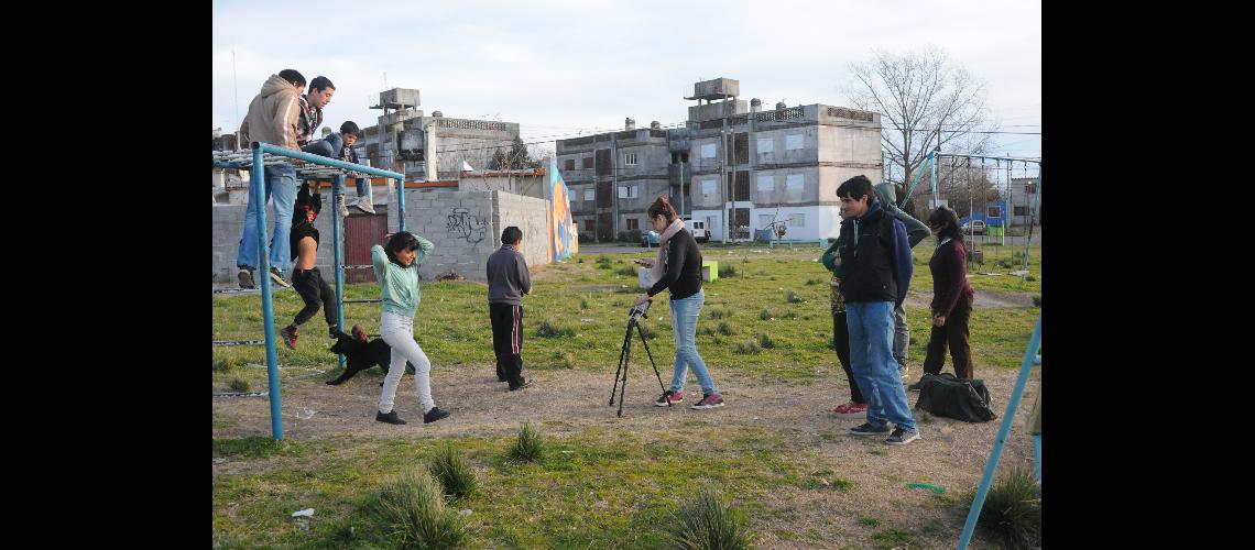 Registro del taller de fotografÃ­a realizado por CÃ¡maras Rodantes con el Programa ENVION del Barrio 104 Viviendas, durante el invierno de 2015. Bernardo Carbajal