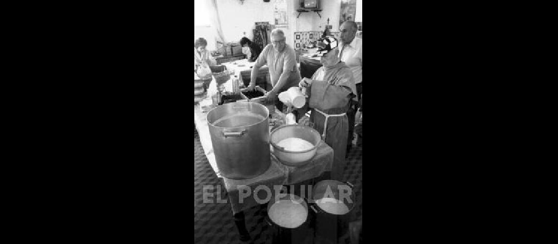Preparando alimentos para "mis pobres", como llamaba a aquellos a los que asistÃ­a.