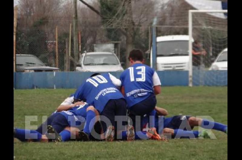 Todo Barracas festeja el gol de Nicolás Muñoz, que le dio el triunfo ante Atlético Ventana.